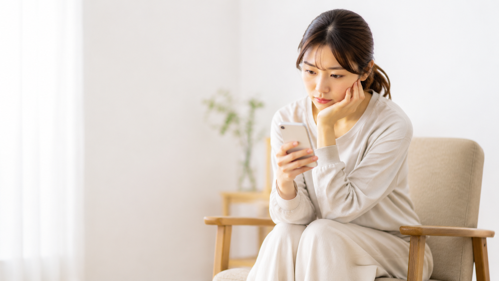invy_スマホを見ている女性